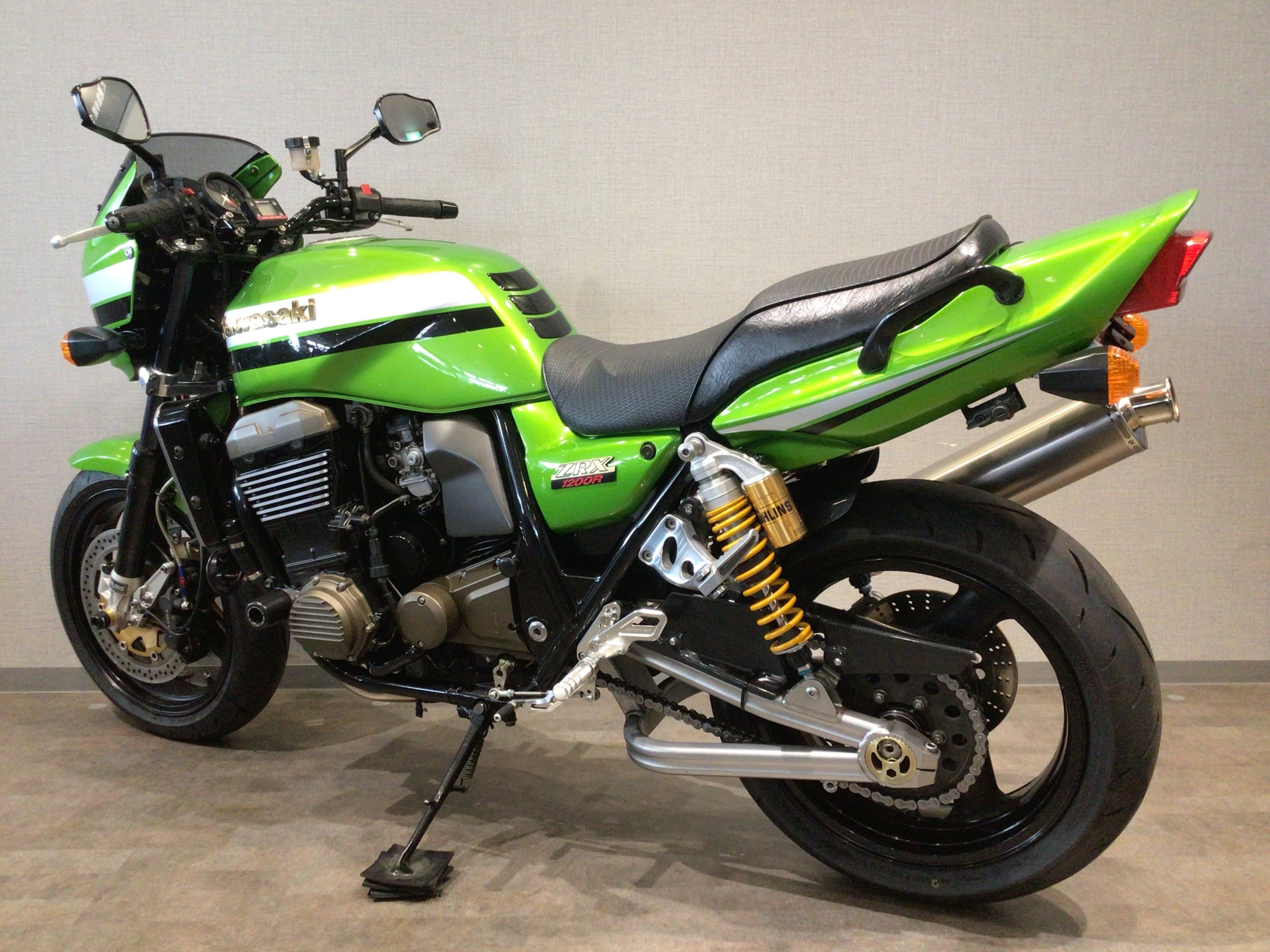 ＺＲＸ１２００Ｒ ＺＲＴ２０Ａ型２００４年モデル マレーシア仕様 ＯＶＥＲ製マフラー・前後オーリンズサスペンション・ＳＴＲＩＫＥＲバックステップ等カスタム多数！!  | バイク買うなら【バイク王】