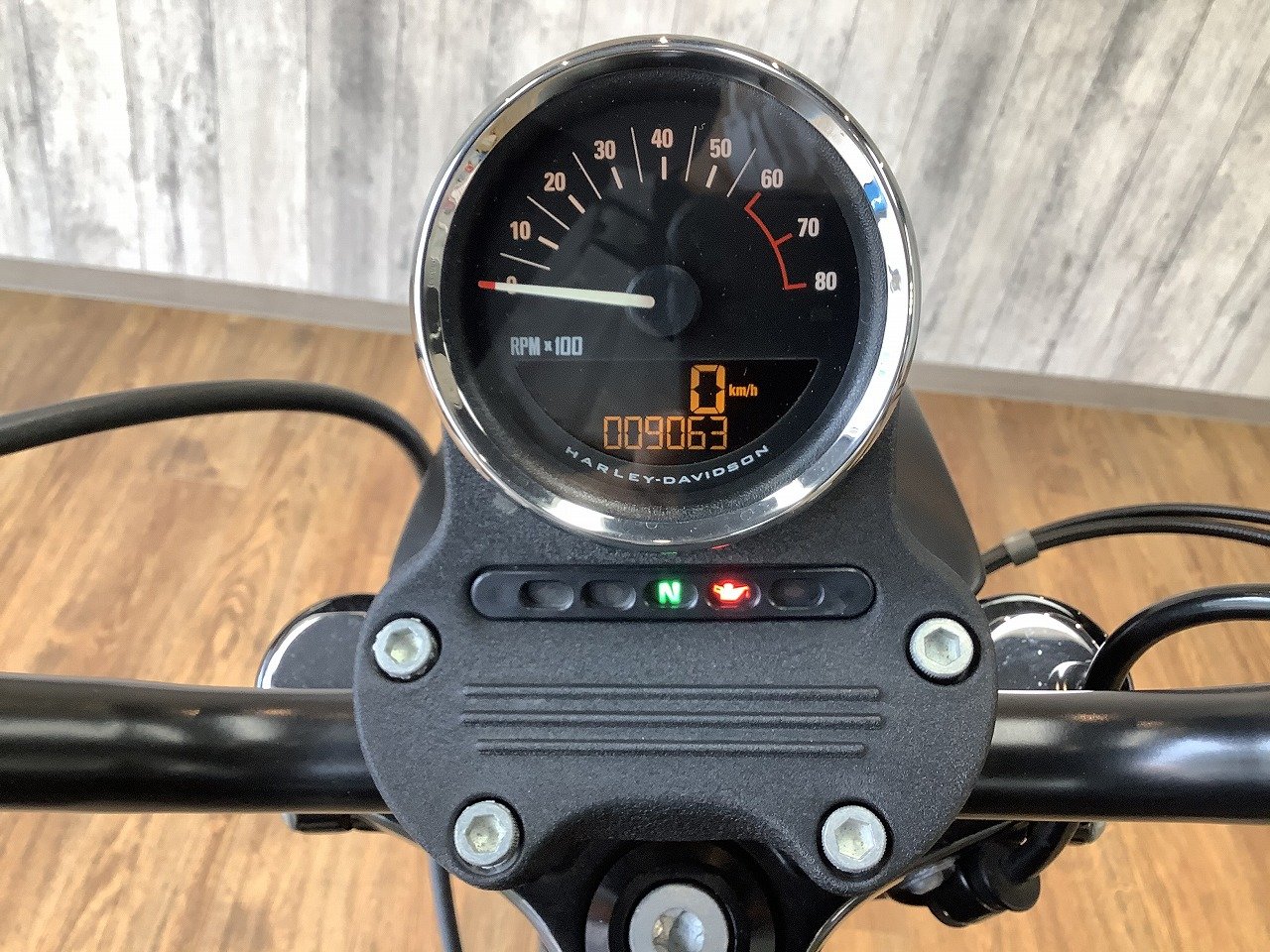 XL883M アイアン 2018年式 純正 ハンドルメーターパネルメーターステー