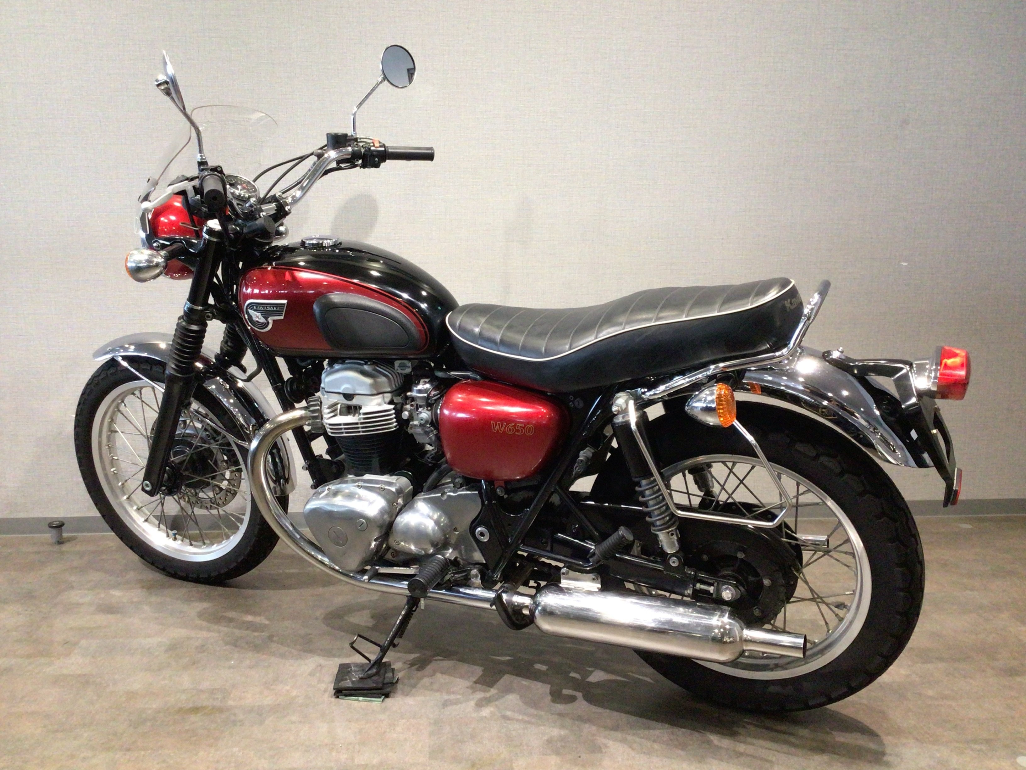 Ｗ６５０ ＥＪ６５０Ａ型２００７年モデル アップハンドル仕様 カスタムペイント・純正グラブバー・メーターバイザー等カスタム |  バイク買うなら【バイク王】