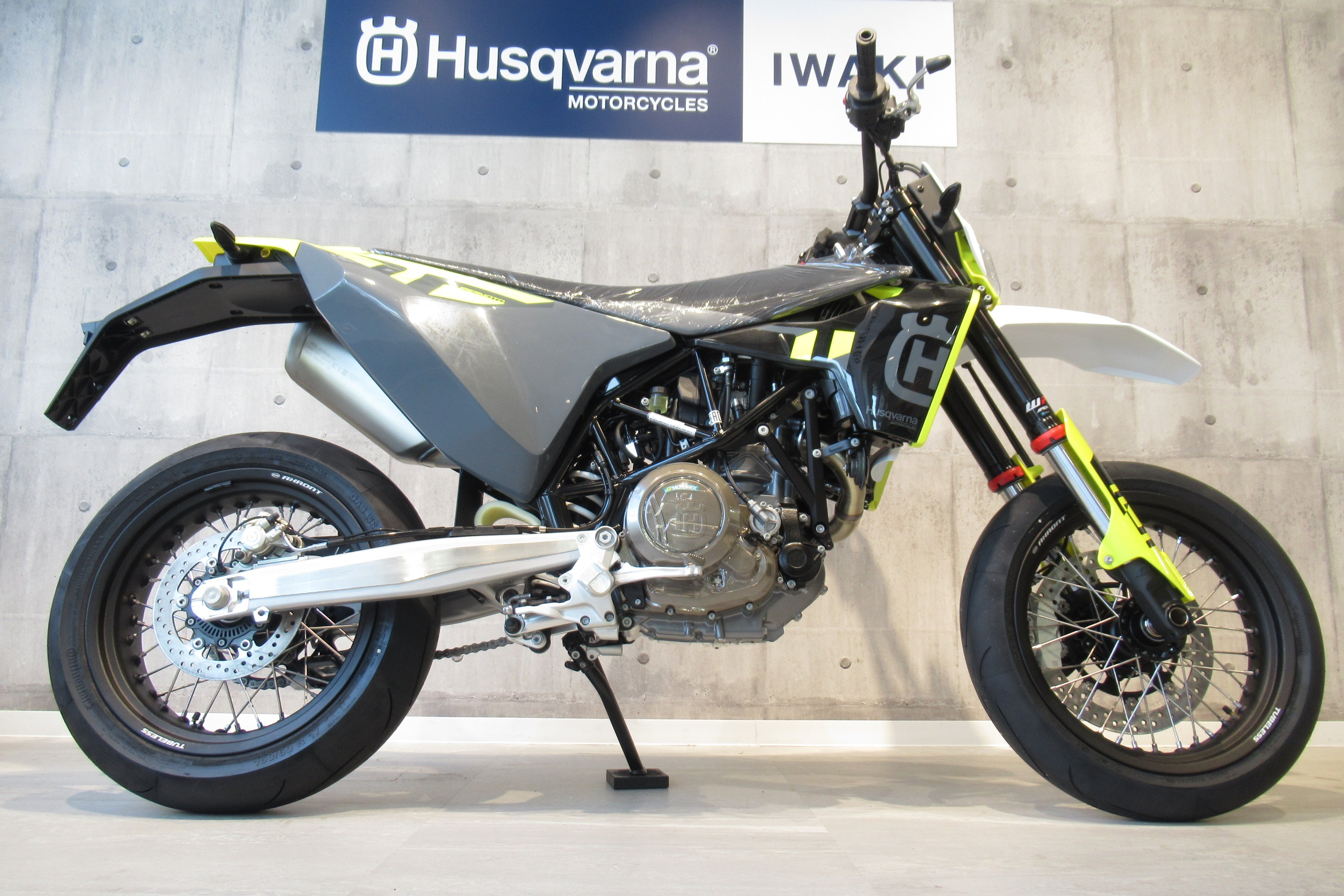 701 SUPERMOTO 2024年モデル/新車!! | バイク買うなら【バイク王】 701 SUPERMOTO 2024年モデル/新車!! | バイク買うなら【バイク王】