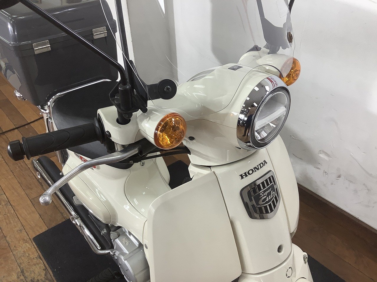 Super Cub 110（スーパーカブ110）／JA44型／インジェクションモデル／鍵付きリアボックス装備／カスタムスクリーン装備 |  バイク買うなら【バイク王】