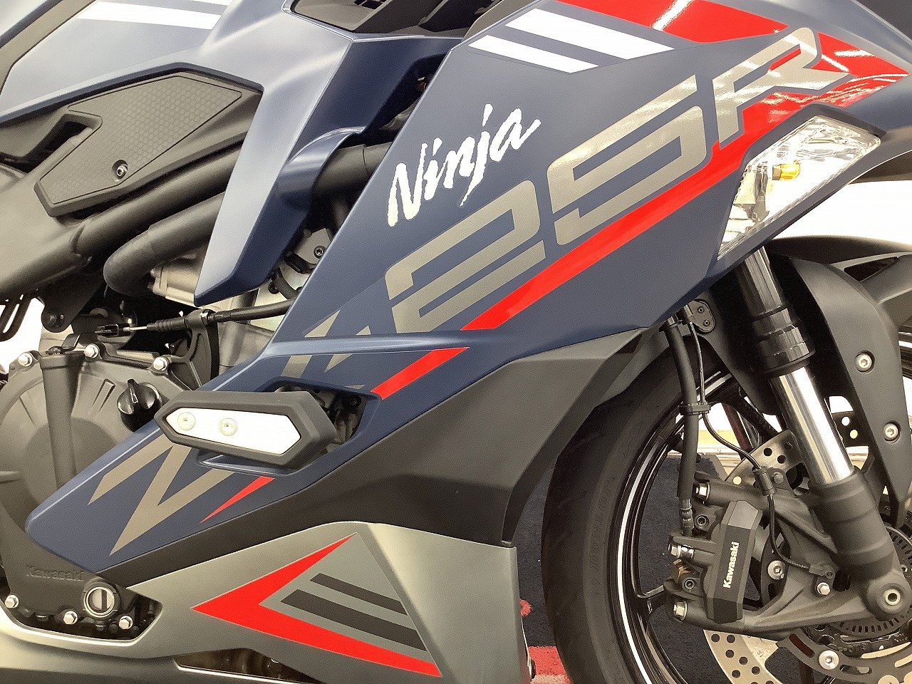 Ninja ZX-25R SE 2022年モデル 純正エンジンスライダー装備