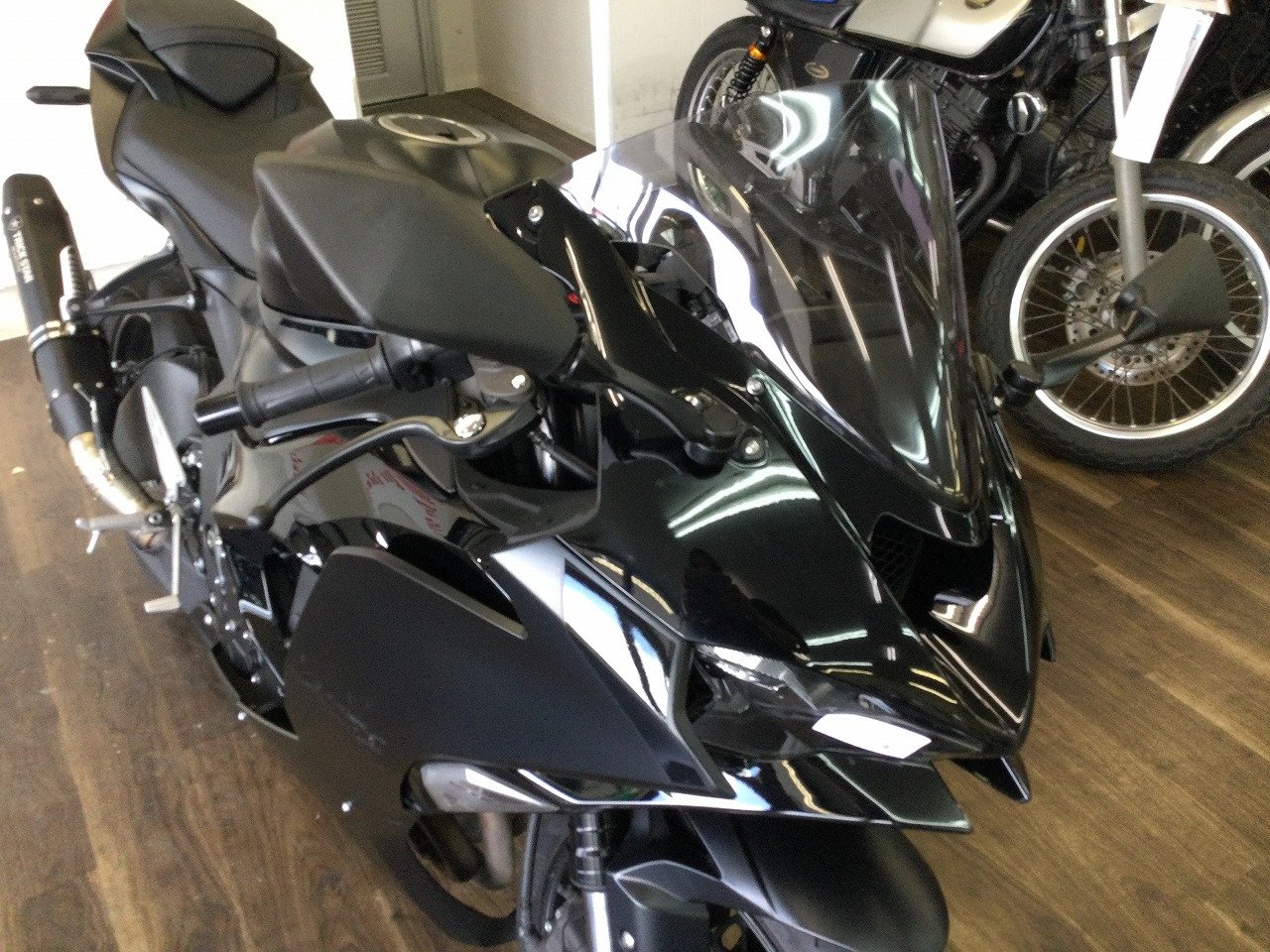 Ninja ZX-6R 2024年モデル トリックスターマフラー | バイク買う