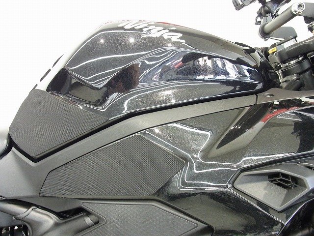 Ninja ZX-25R（ニンジャZX-25R） 2022年モデル／ワイヤレス充電
