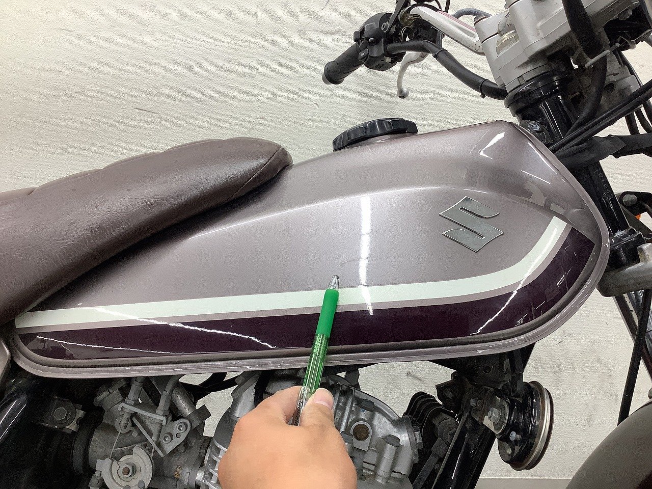 a*s様 SUZUKI バイクタンク シルバー 41P-ggGfpLL.jpg