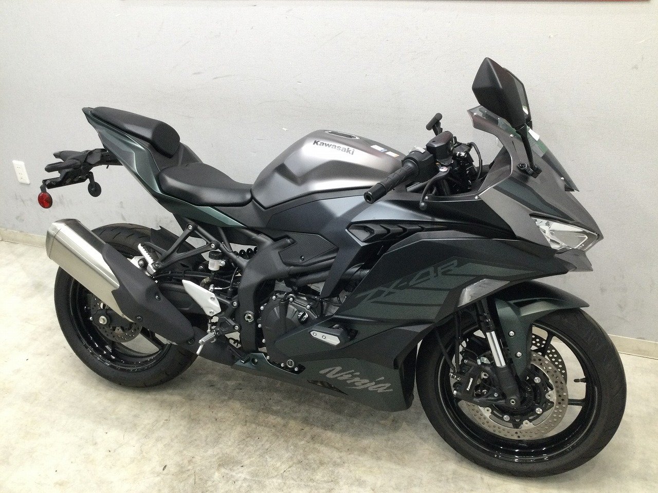 .即購入可能ページ Ninja ZX-4R SE 2025年モデル マルチバー装備 | バイク買うなら