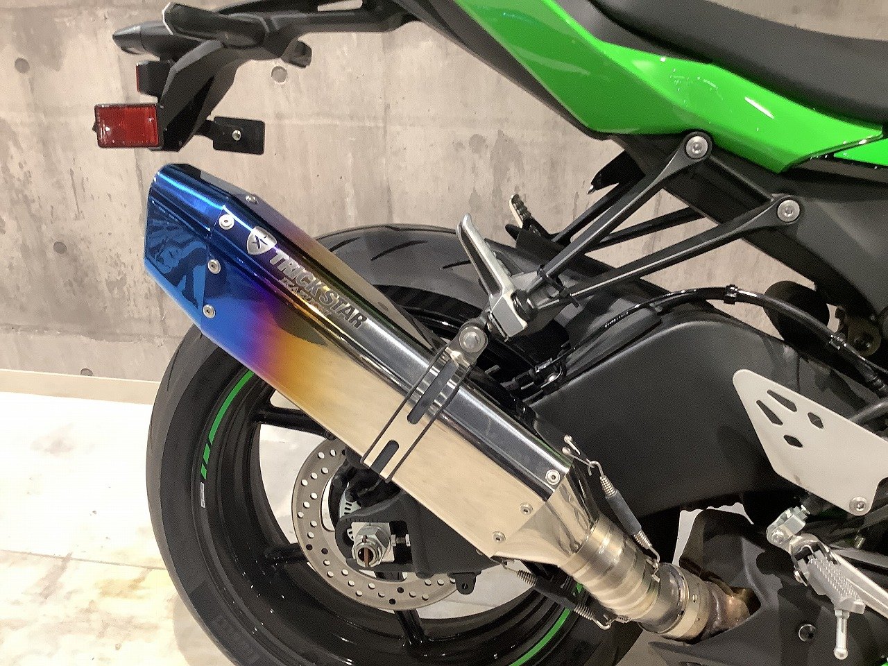 ZX-6R 2024年モデル トリックスター製イカヅチマフラー USB装備