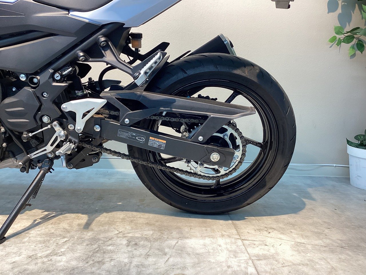 【安心の関税送料込＆国内追跡発送】25SS新作 VIP価格 Z400 ABS 2022年モデル フェンダーレス | バイク買う