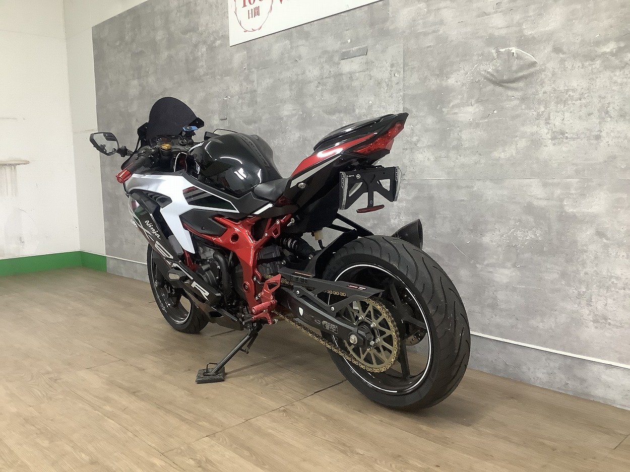 Ninja ZX-25R SE アクラポビッチマフラー フェンダーレス 他カスタム