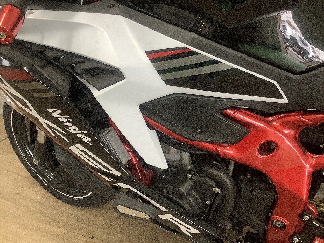 Ninja ZX-25R SE アクラポビッチマフラー フェンダーレス 他