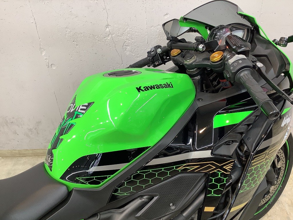 ミロ風 😎﻿ 今日はゼファー400の旗棒Mサイズとニッパチ風防キバミ、ナゾ