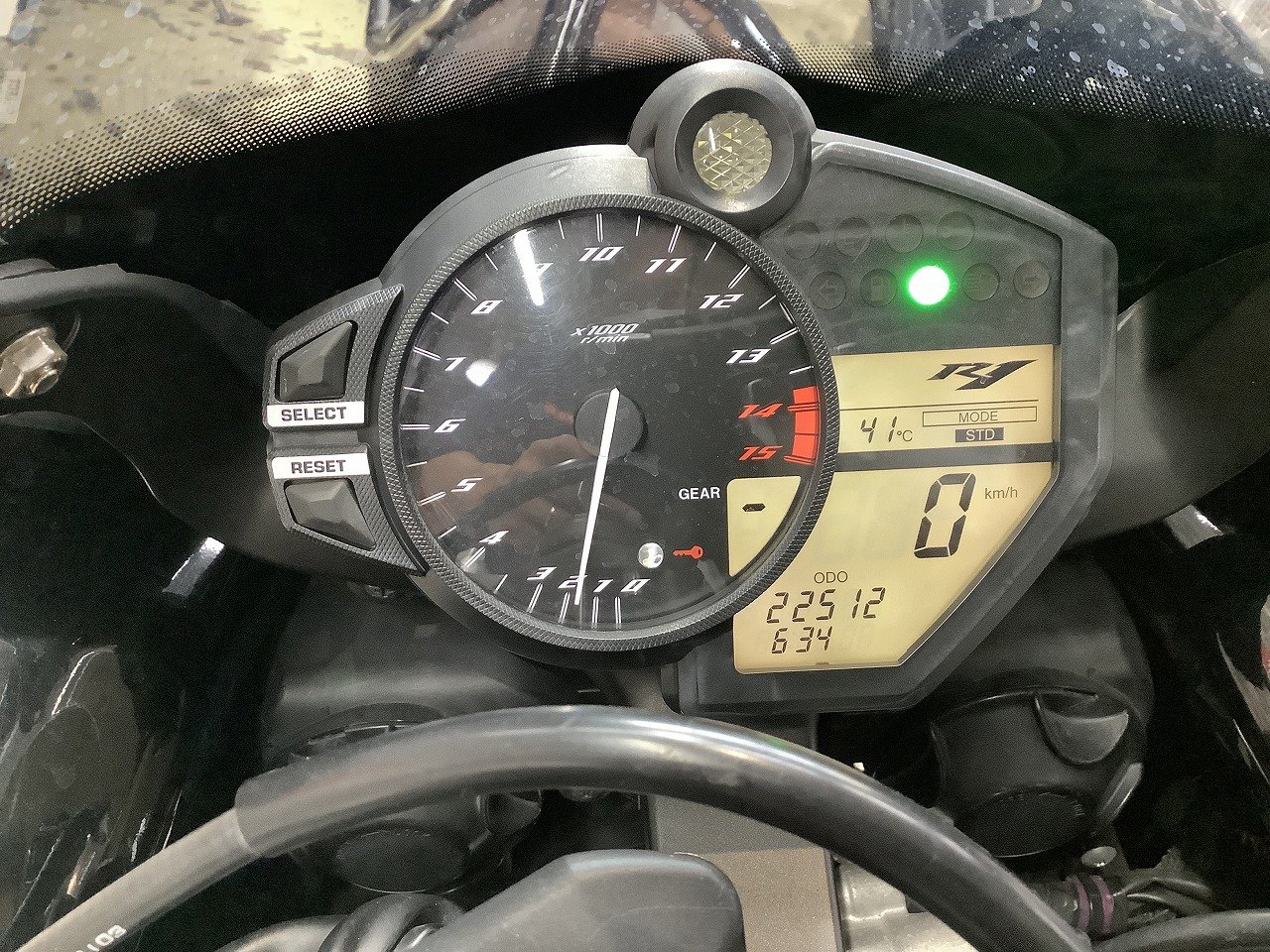 YZF-R1 エンジンスライダー エンジンカバー スクリーン USB電源 赤キー