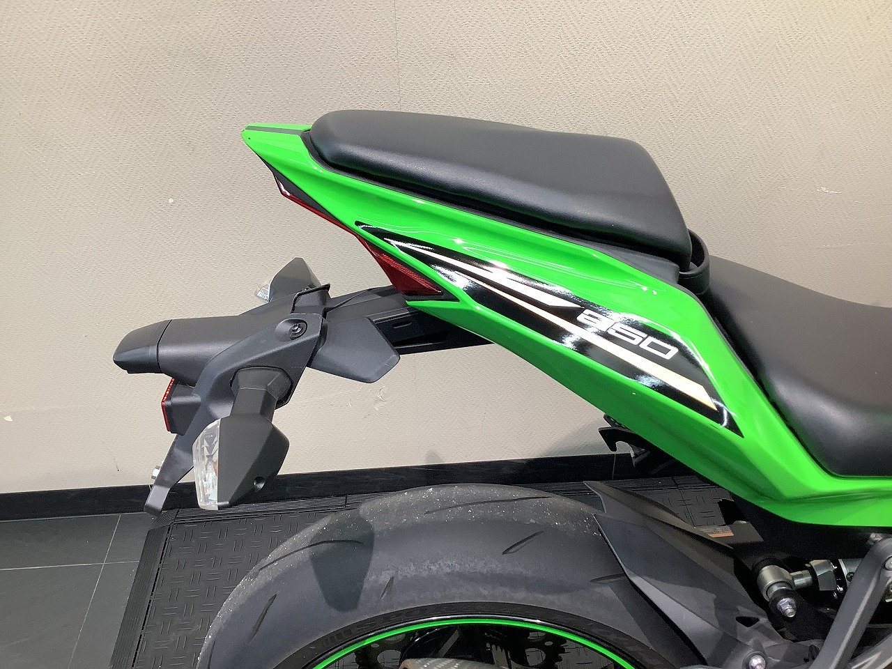 Ninja ZX-25R SE ヨシムラサイレンサー/マルチバー | バイク買うなら