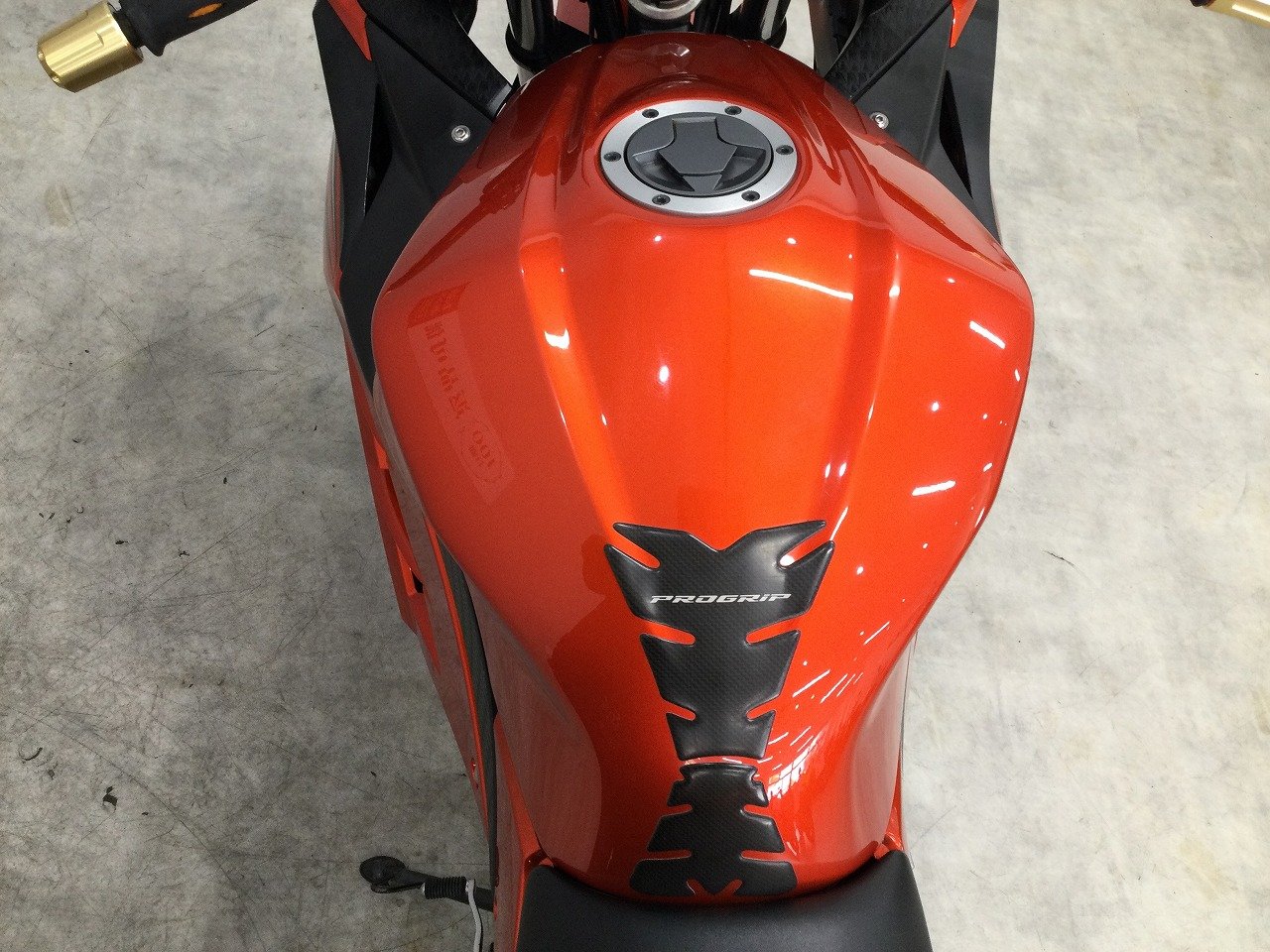 バイク用タンク オレンジ 黒 赤 カワサキ（Kawasaki） GPZ900R タンク 黒/オレンジ 純正 中古 バイク