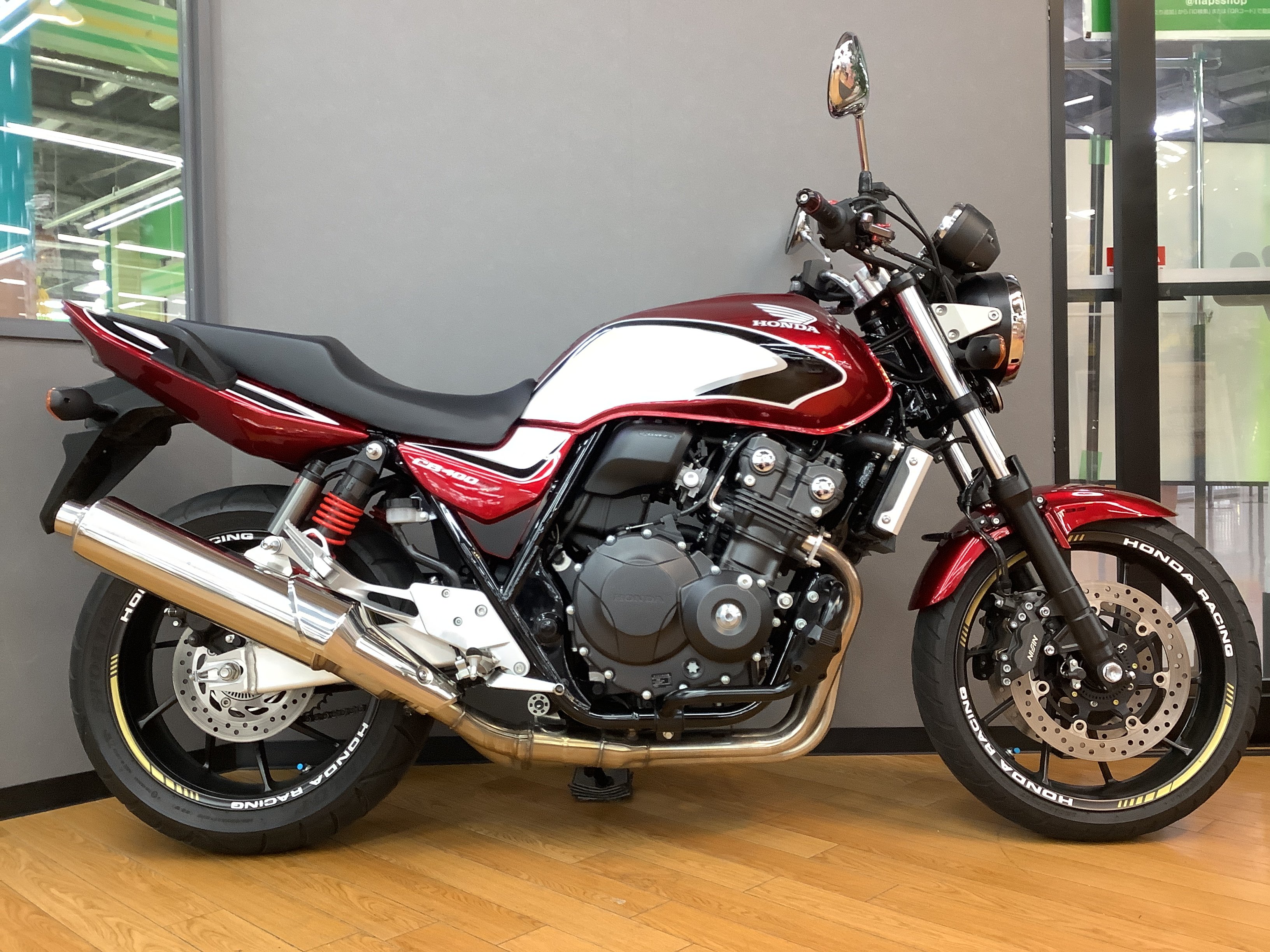  CB400スーパーフォア　2019年モデル　デイトナ製USB2ポート　エンジンガード装備