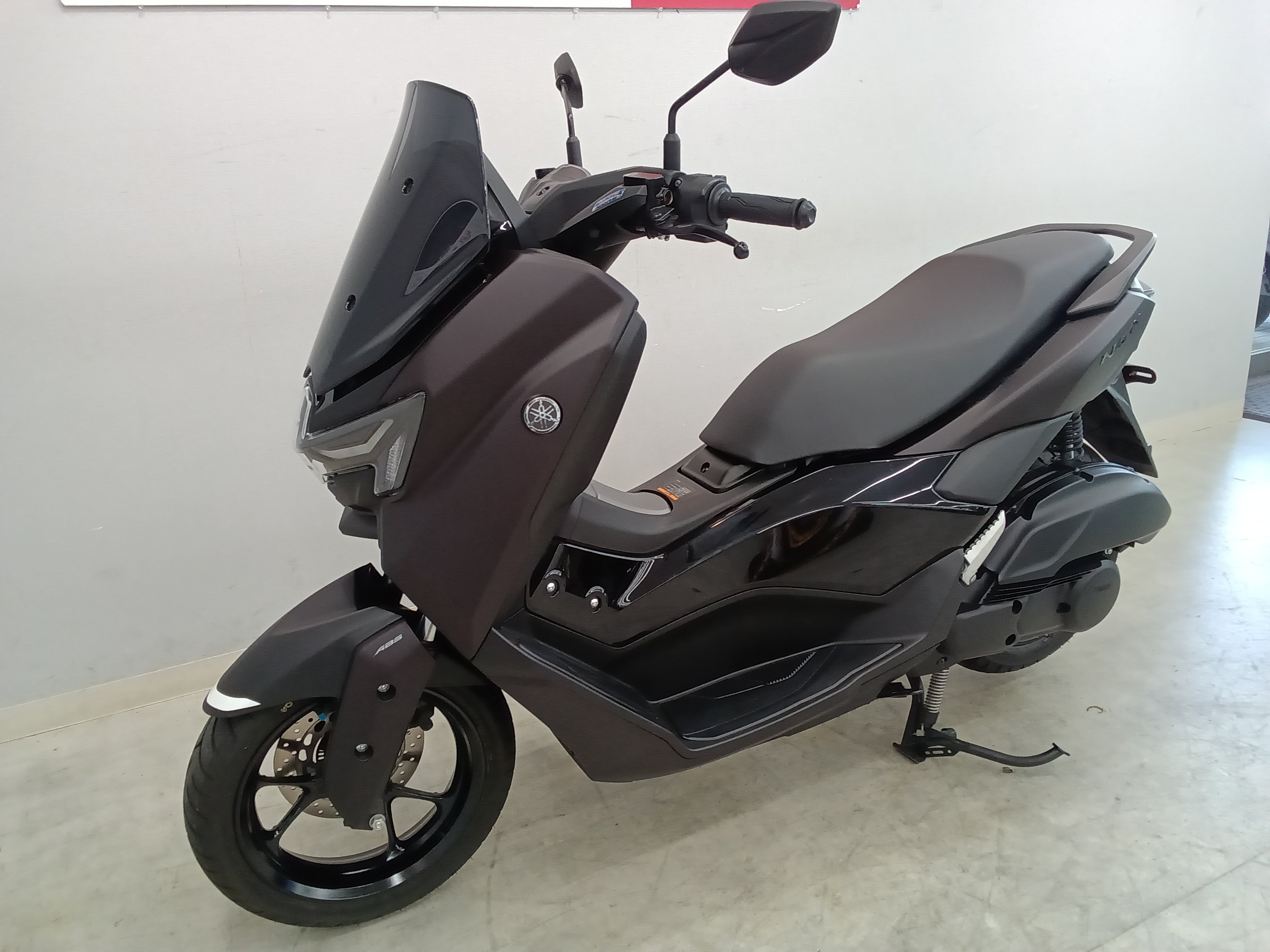 YAMAHA N-MAX ABS 黒 激安配送キャンペーン 諸経費無し 消費者還元店 点検済み 当日お渡し可 自賠責保険加入で乗れます 横浜 都筑 宮前 ヤマハ NMAX ABS 最新モデル｜オートマックス湘南南｜新車