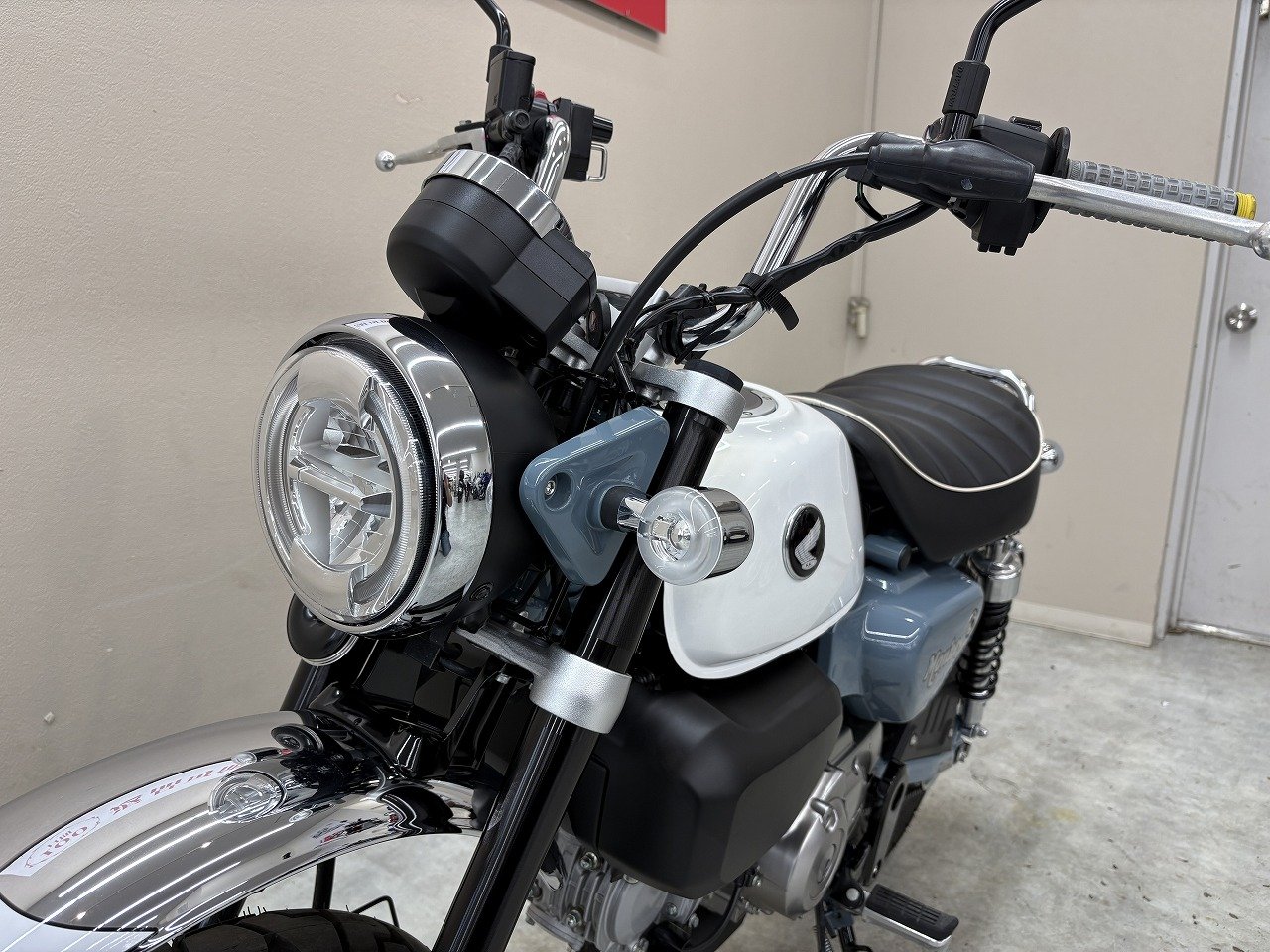 本日入荷！即納です！限定一台のご販売です！希少なモンキー125 正規ディーラー車です。２年保証！盗難保険サービス！パールグリッターリングブルー！② 26008548.jpg?resize=600,450,ffffff