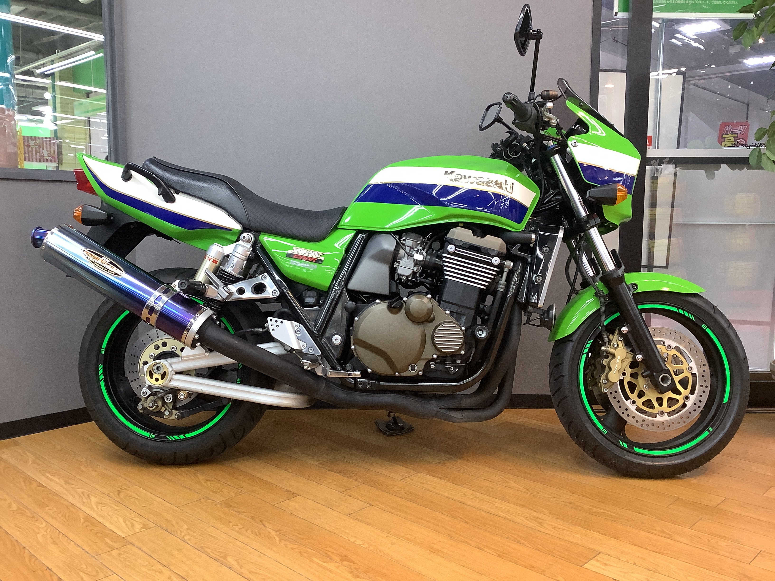 ZRX1200R　2002年モデル　ビートナサートスリップオンマフラー・ミツバ製前後ドラレコ等カスタム多数